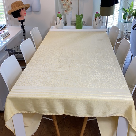 Large Tablecloth - Picture 4 of 8